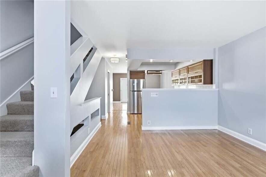 Building Photo - 856 St Charles Ave NE