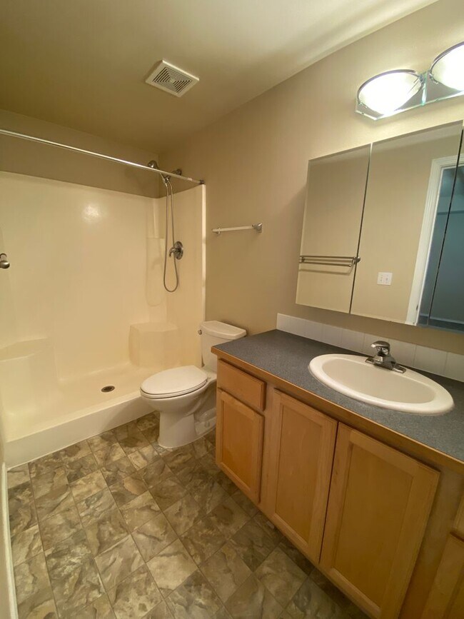 Building Photo - Beautiful Single-Level Home in Desirable NE Bend Community