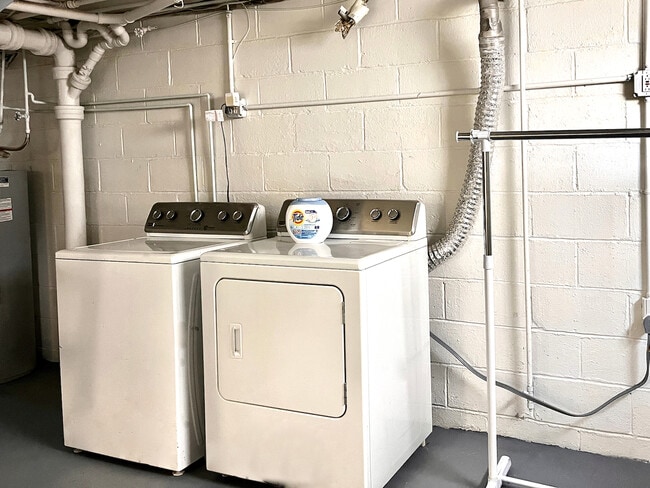 Building Photo - 635 Oneida Rd