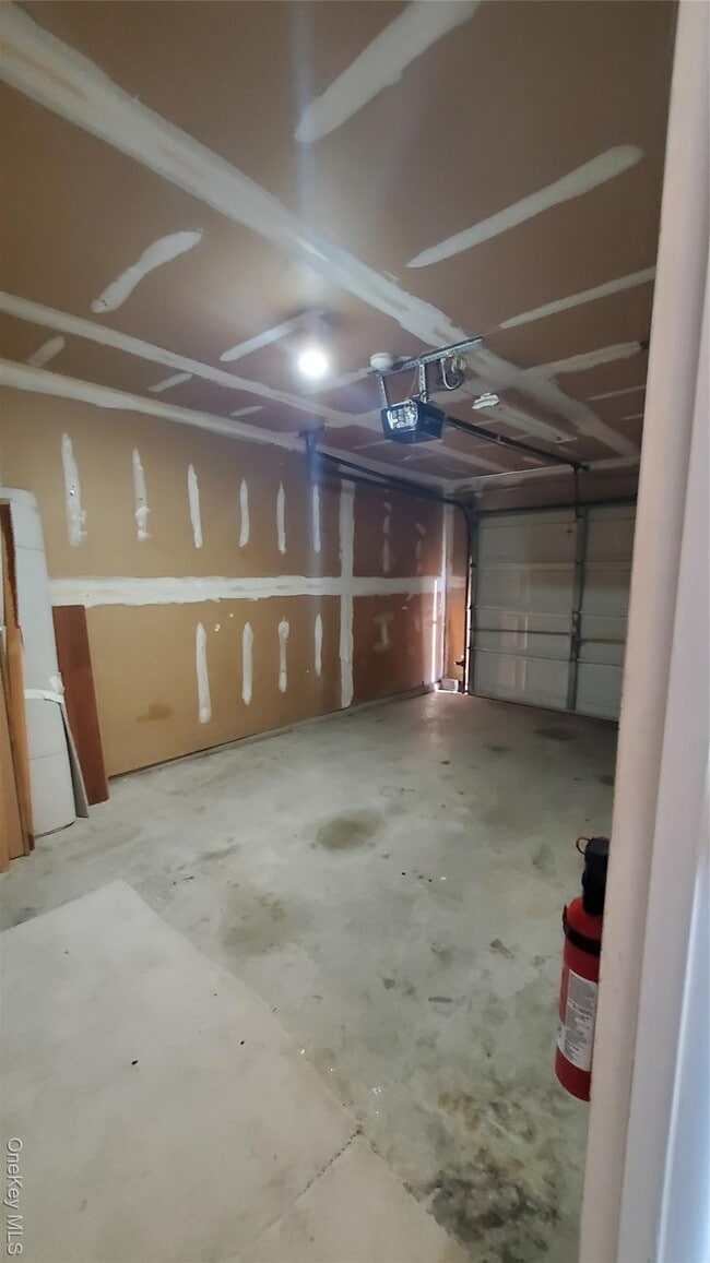 Building Photo - 1404 Sara Cir