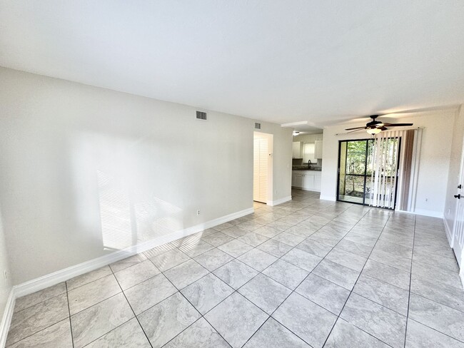 Building Photo - **SPRINGWOOD**2 BED / 2 BATH**NAPLES**ANNU...