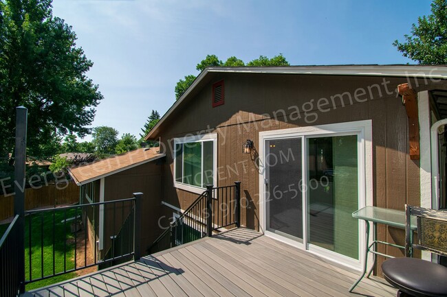 Building Photo - Fantastic 4 bedroom, 2 bathroom near Overl...