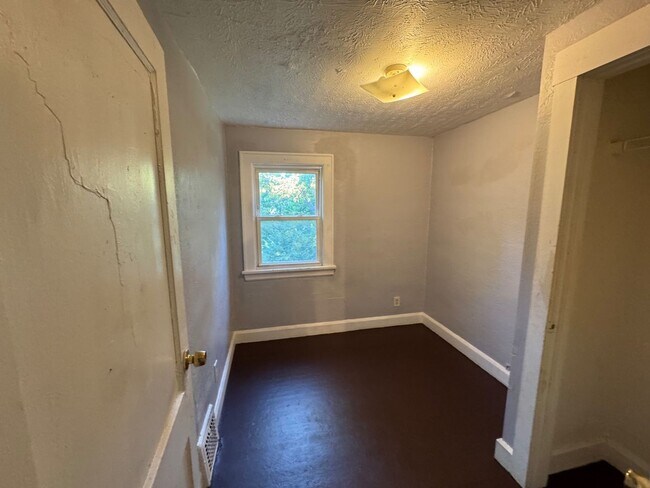 Building Photo - Charming 3-Bedroom Single Family Home Now ...