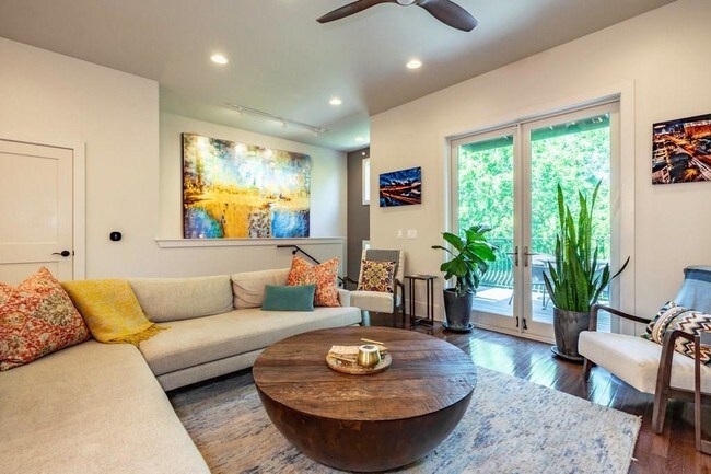 Building Photo - 206 E Live Oak St