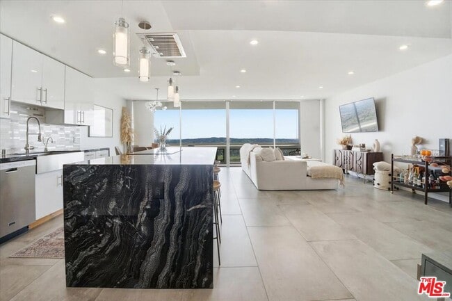 Building Photo - 2222 Ave of the Stars