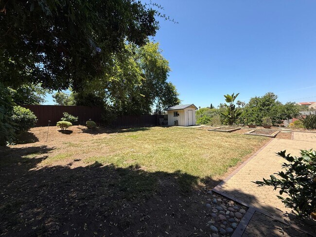 Building Photo - Large Ranch-Style Home in Vista
