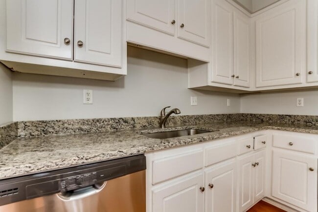 Building Photo - 2142 Fox Ridge Rd