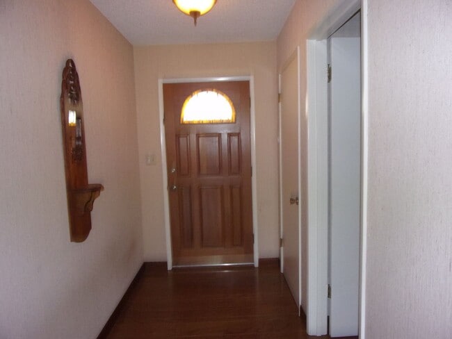 Building Photo - 718 Linwood St