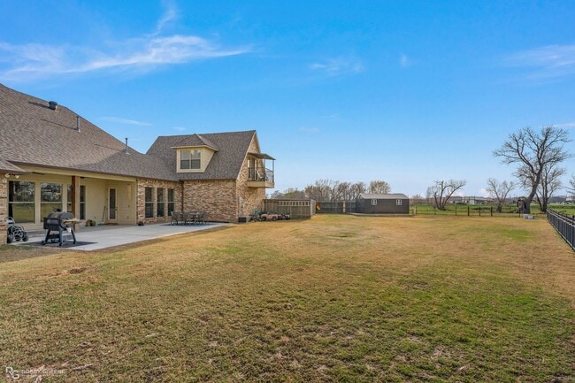 Building Photo - Beautiful 4 bedroom/4 Bathroom Home with a Peaceful Backyard