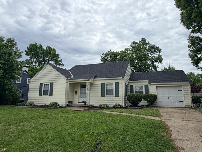 Building Photo - 1633 Sunset Dr