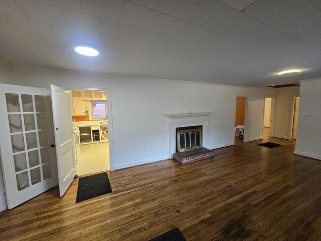 Building Photo - Charming Pittsboro Bungalow with Screened Porch & Fully Fenced Yard