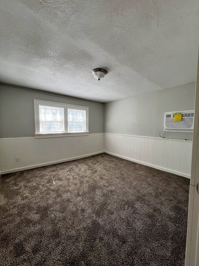 Building Photo - Charming 3BR/1BA Home with Detached Garage
