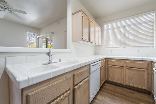 Building Photo - 2 bedroom remodeled condo in the Henderson...