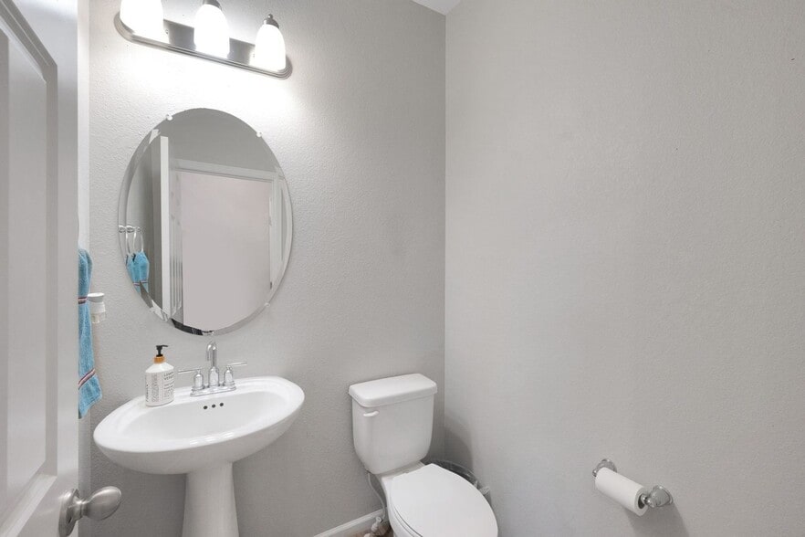 Building Photo - 16582 Shoshone Pl