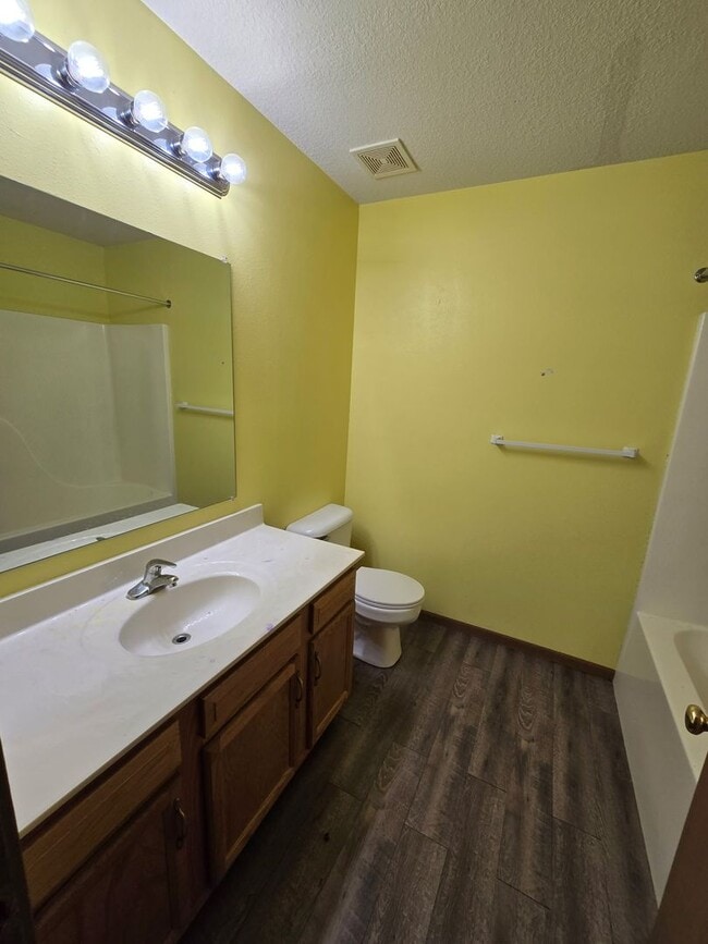 Building Photo - 3 bedroom 2 bathroom