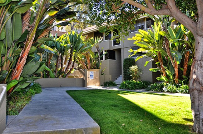 Building Photo - Charming La Costa Condo!