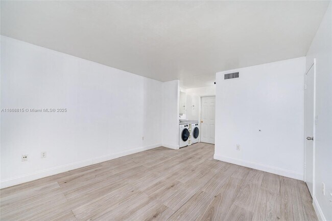 Building Photo - 8875b Fontainebleau Blvd