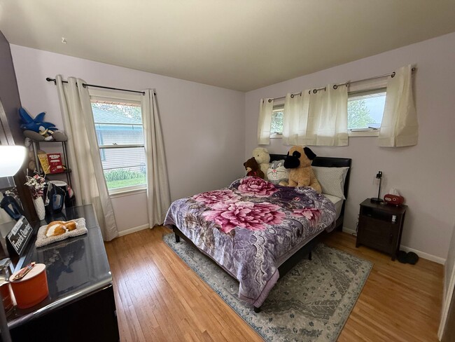 Building Photo - Bloomington 4 Bed 3 Bath Single Family Home