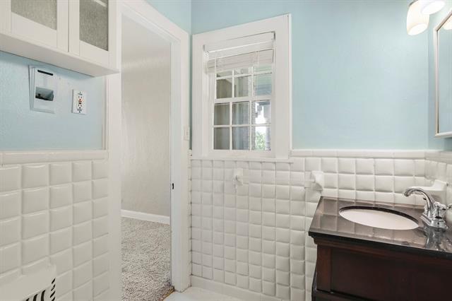 Building Photo - 6025 Lewis St