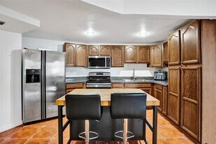 Building Photo - 1000 Parkview Dr