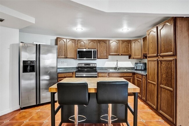 Building Photo - 1000 Parkview Dr