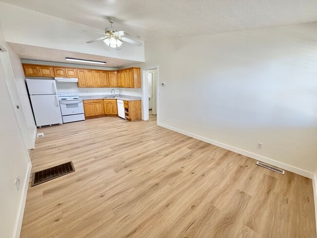 Building Photo - 600 N 2450 E