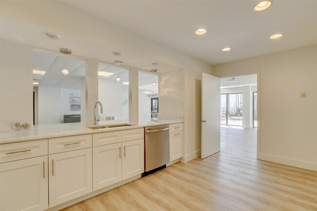 Building Photo - 3800 Galt Ocean Dr