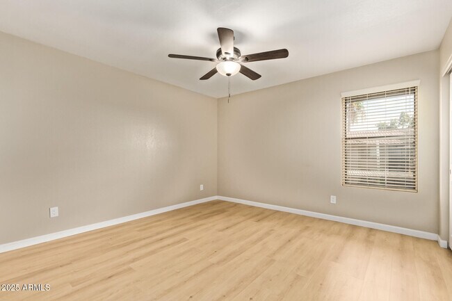 Building Photo - 1402 E Guadalupe Rd