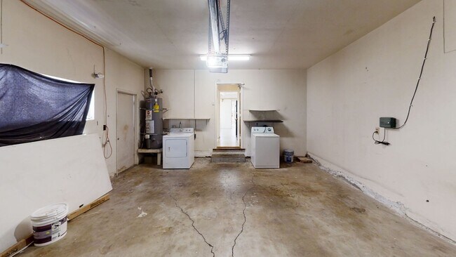 Building Photo - 4BD/2BA, POOL!!