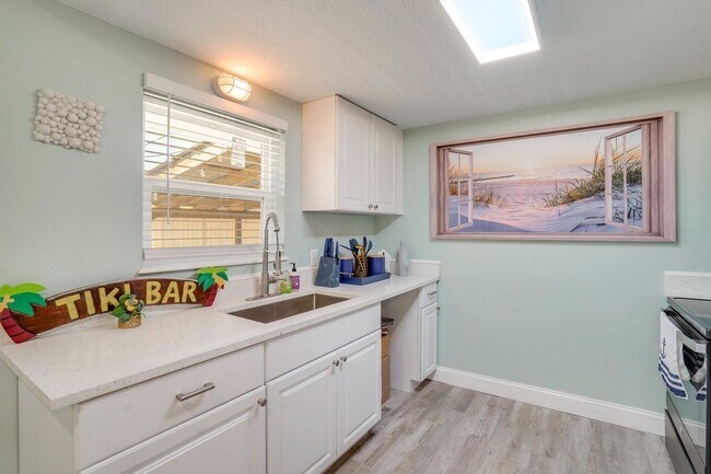 Building Photo - Fully Furnished 2BR/2BA Sarasota Home – Move-In Ready with Entertainment Room Near Siesta Key!