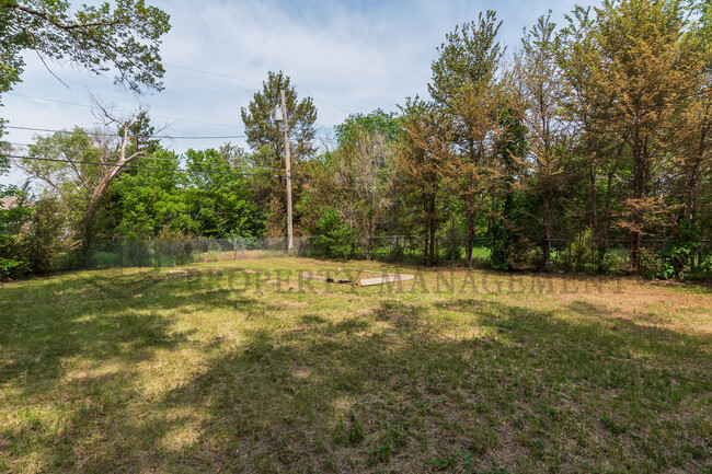 Building Photo - 1735 N Chautauqua St