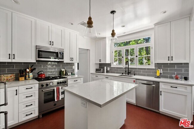 Building Photo - 202 N Gower St