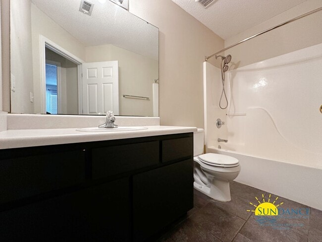 Building Photo - Spacious 3-Bedroom Home in FWB in between Eglin & Hurlburt Bases!