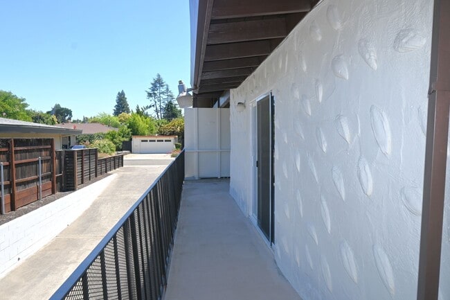 Building Photo - 5941 S Land Park Dr