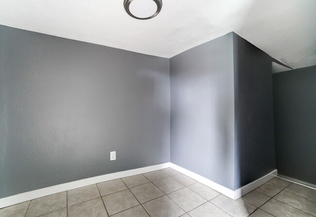 Building Photo - Two Bedroom, Two Bath in Dayton!