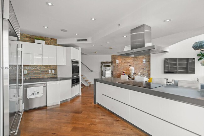 Building Photo - 60 SW 13th St