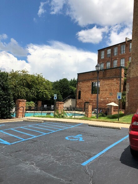 Building Photo - 400 Mills Ave