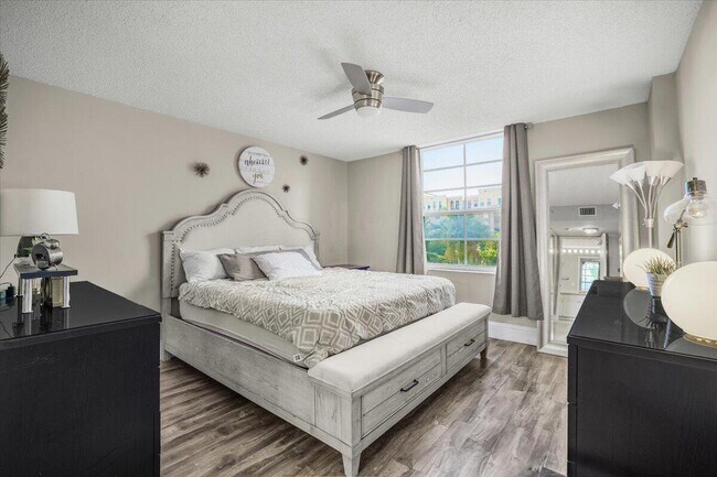 Building Photo - 520 SE 5 Ave