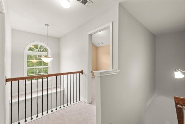 Building Photo - 5 Bedroom in Buford. Great School
