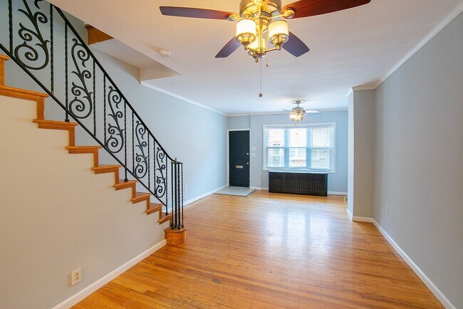 Building Photo - Three Bed Newbold Townhome