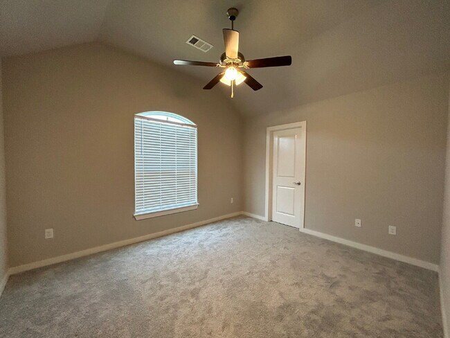 Building Photo - "Move in Special!! Half off first month's ...
