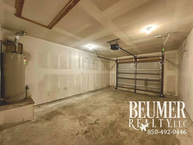 Building Photo - Charming 3br 2 bath Located 4 miles from NAS Back Gate