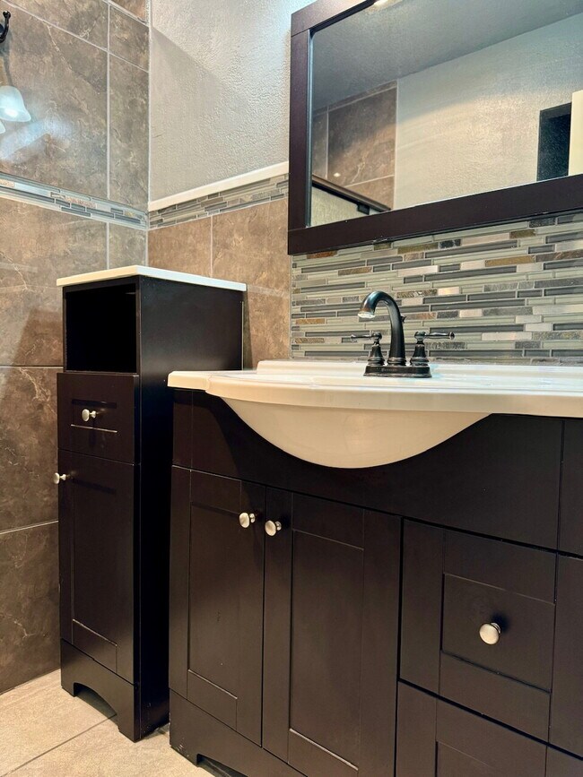 Building Photo - "Charming 3-Bed Oasis with 2 Full Baths in Lubbock – 1,610 Sq Ft of Comfort Awaits!"