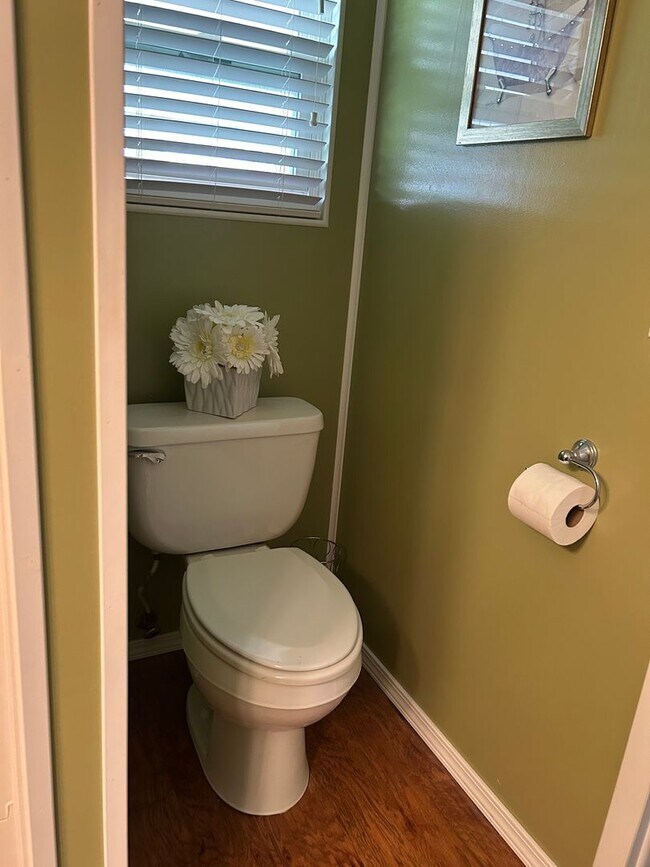 Building Photo - Stunning Move-in Ready 2 Bedrooms 2  bathr...