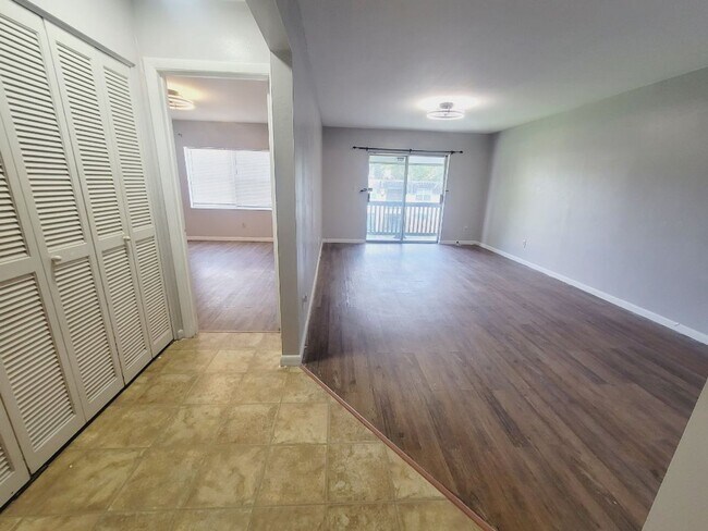 Building Photo - UPDATED 1/1 in Walkable Location w/ Solid Floors, Community Pool, & Washer/Dryer! Avail NOW for $...