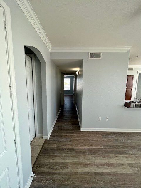 Building Photo - 7575 Kirby Dr