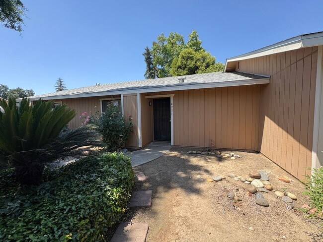 Building Photo - NW Condo Near Shopping Center Available Now!