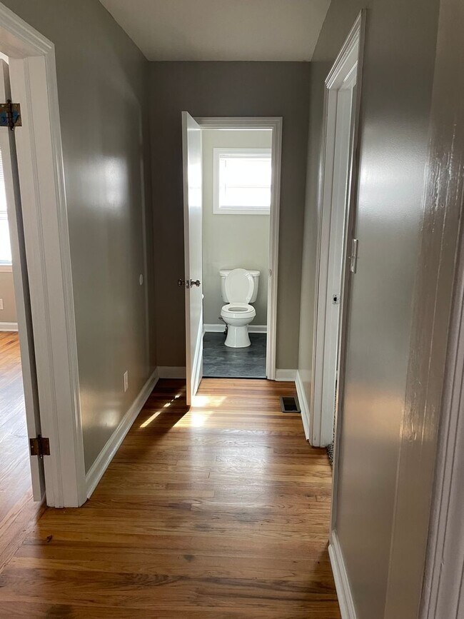 Building Photo - Adorable Brick Home!