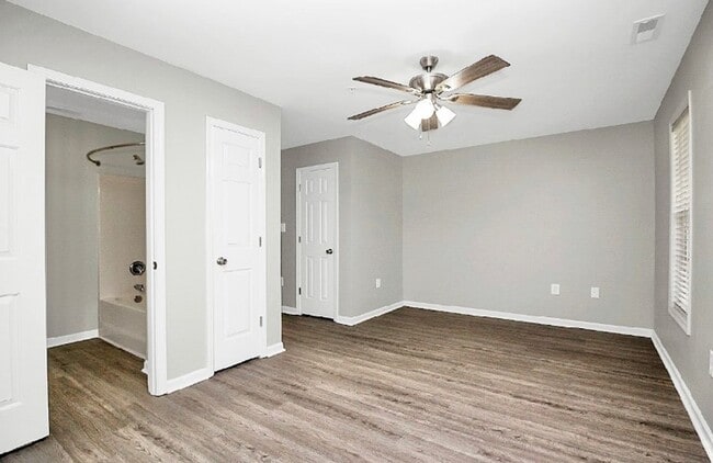 Building Photo - Charming 1 Bedroom/1 Bathroom Condo - Newl...