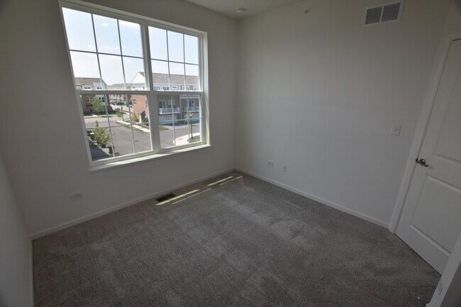 Building Photo - 2945 Showplace Dr